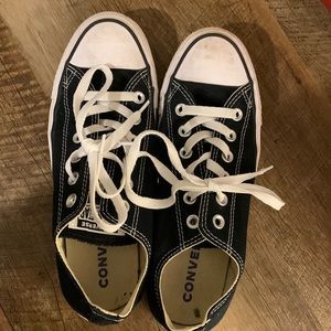Converse Black and white tennis shoe size 8